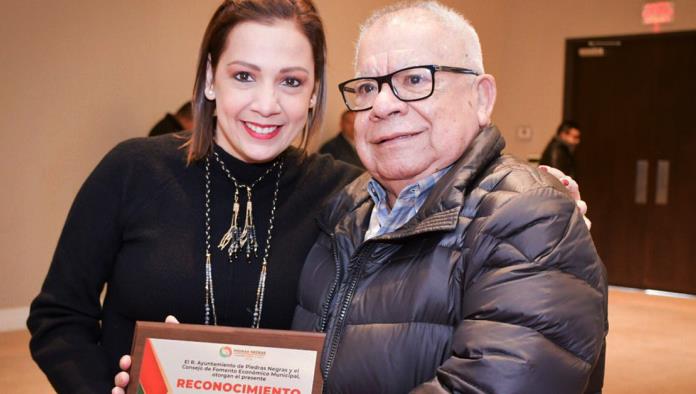 Don Antonio Gutiérrez Garza recibe placa de reconocimiento 