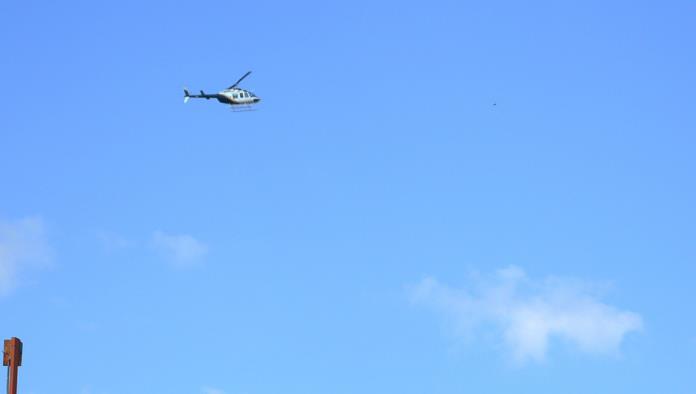 Sobrevuela helicóptero en la ciudad