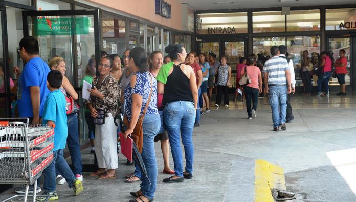 Saturan beneficiarios Banco Azteca en Piedras Negras