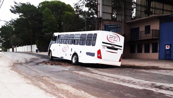 Cae camión en zanja de SIMAS