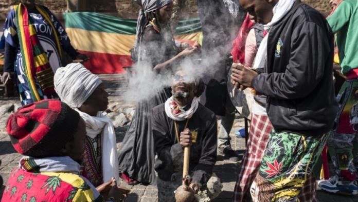 Sudafricanos festejan la despenalización del consumo personal de marihuana