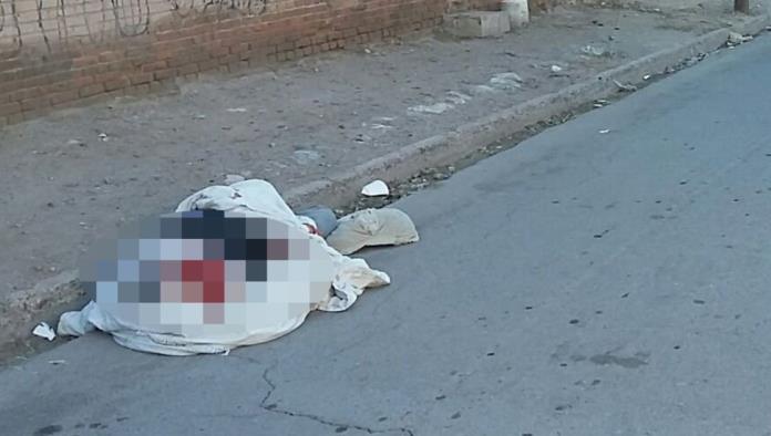 Tiran dos cuerpos envueltos en sábana en colonia de Torreón