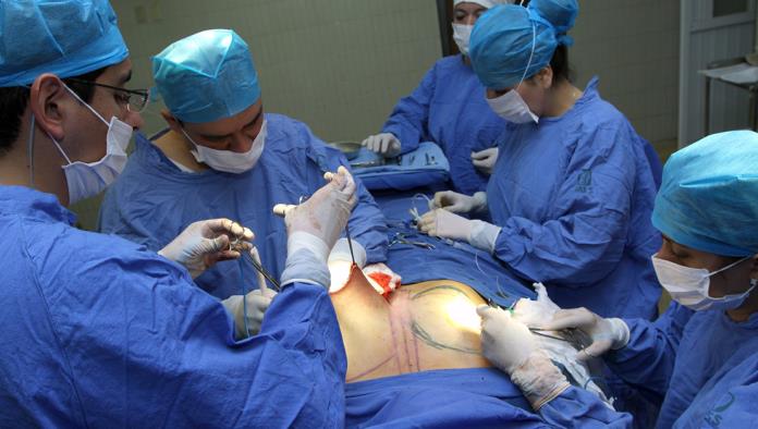 Con grasa y piel del abdomen, médicos del IMSS reconstruyen la mama a sobrevivientes de Cáncer