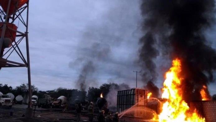 Voraz incendio causado por tanques de diesel