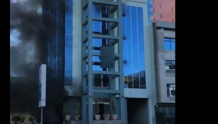 Video: Hombre salta desde quinto piso en incendio en Tijuana