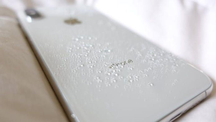 Foto Compra iPhone XS con bañera llena de rublos en monedas