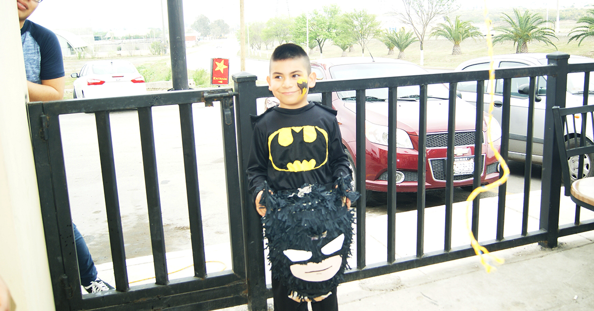 Irvin Mireles festejó como “batman” sus 7 años