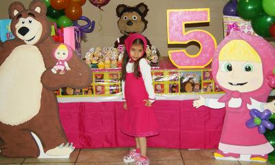 Jimena Analí festeja su cumpleaños como "Masha y el oso"