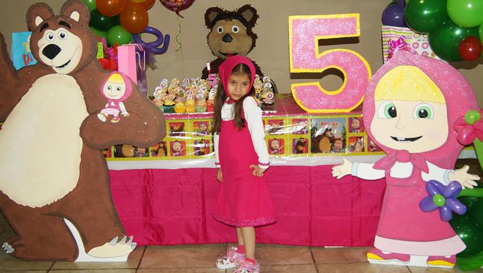 Jimena Analí festeja su cumpleaños como “Masha y el oso”