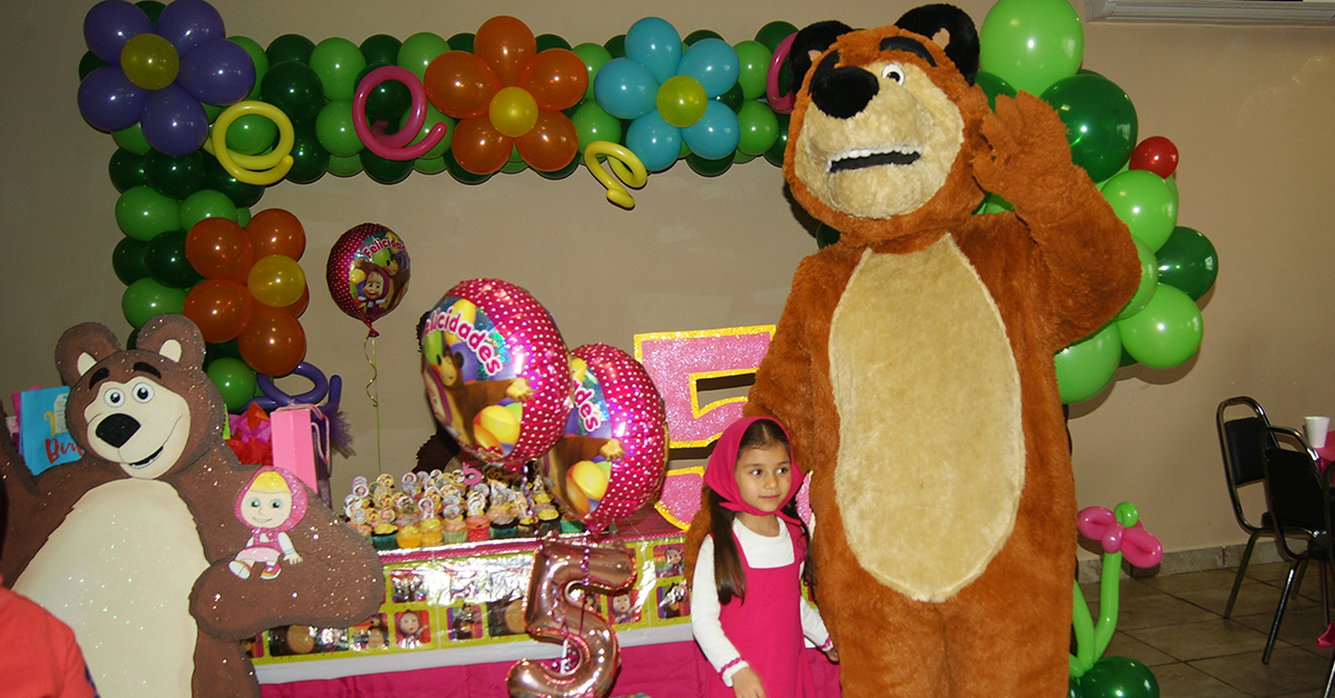 Jimena Analí festeja su cumpleaños como “Masha y el oso”