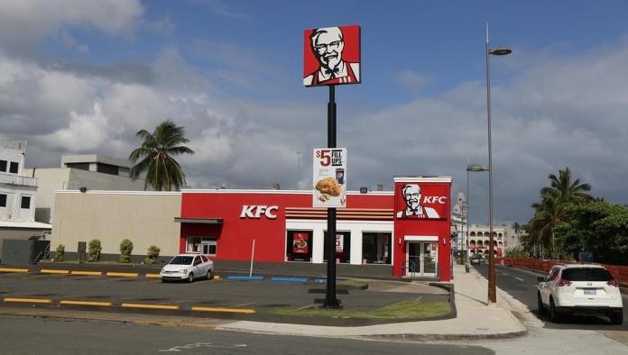 Joven fingió ser inspector de calidad de KFC para comer gratis