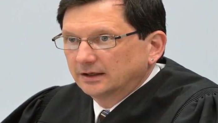 Juez está a punto de perder su trabajo por tener sexo oral en su oficina