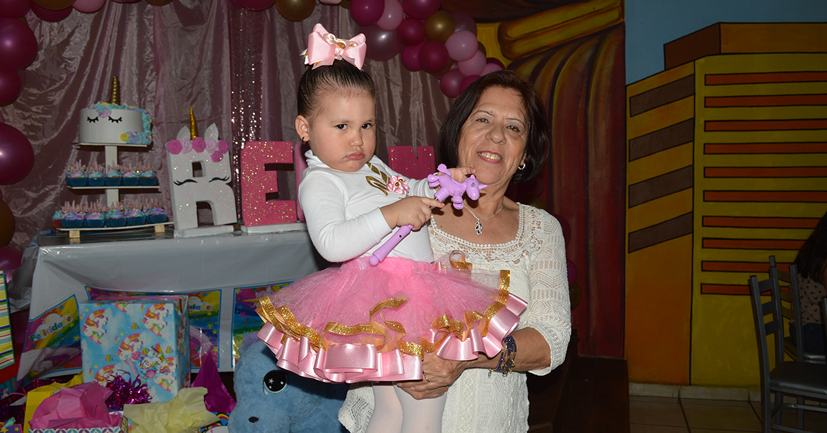 Regina Gómez celebra con unicornios