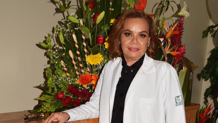 Reconocen 27 años de servicio de Doctora Sylvia Muñoz