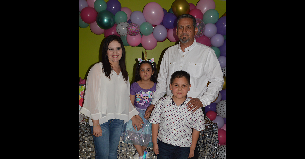 Laura Quintanilla  recibe divertida fiesta de cumpleaños