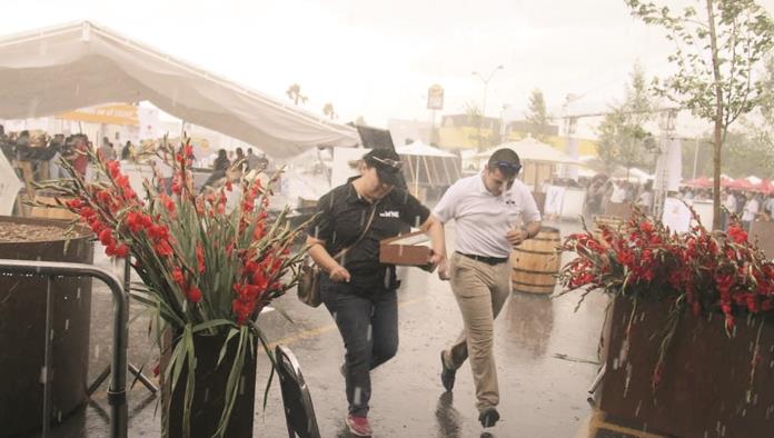 Fuerte tromba azota en Saltillo