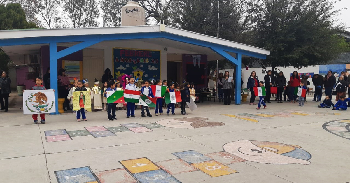 Festejan el día de la bandera con bonita ceremonia