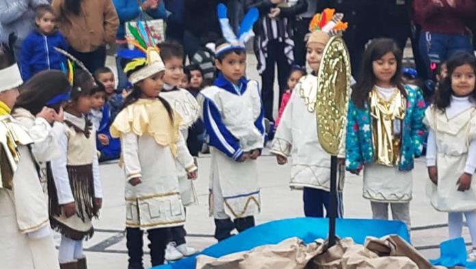 Festejan el día de la bandera con bonita ceremonia