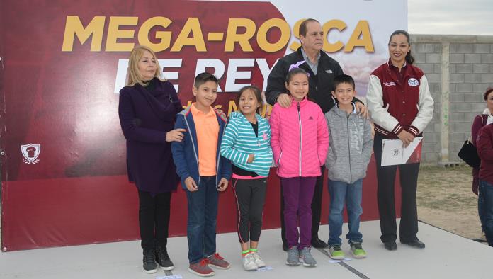 Autoridades comparten Mega-Rosca de Reyes en Acoros 2