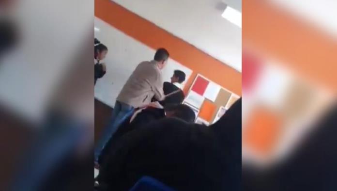 Investigan video de maestro golpeando a sus alumnos con una regla