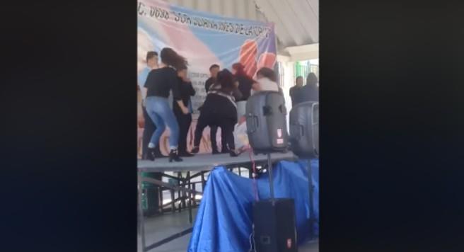 Perreo hasta el suelo: madres caen de tarima durante festival escolar (VIDEO)
