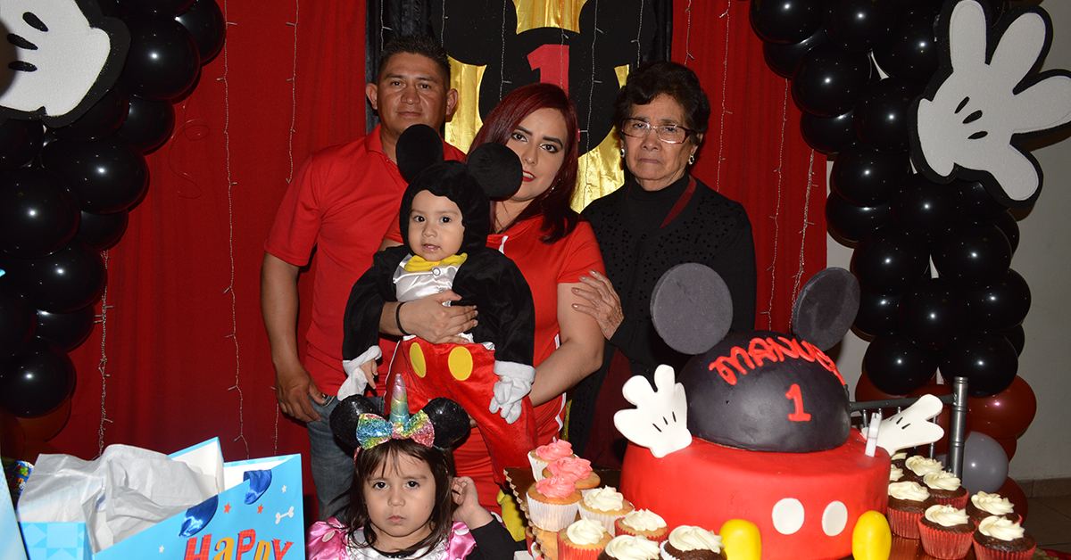 Manuel Martinez  Jr. celebra al estilo de Mickey Mouse