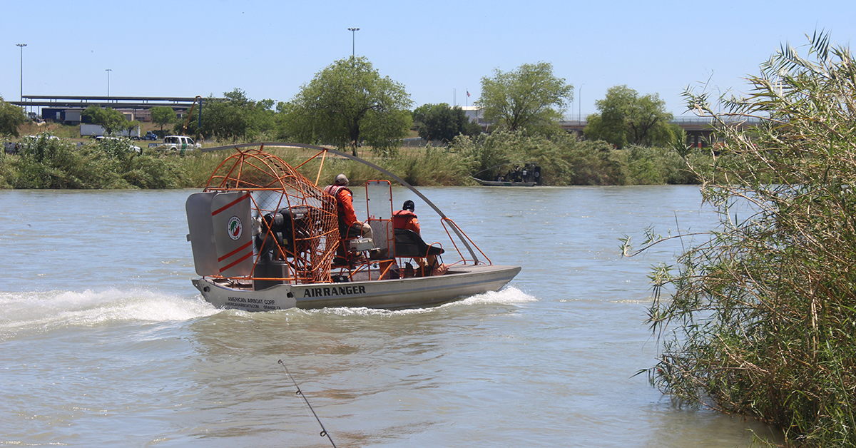 Grupo de ilegales cruza el Río Bravo en alberca inflable