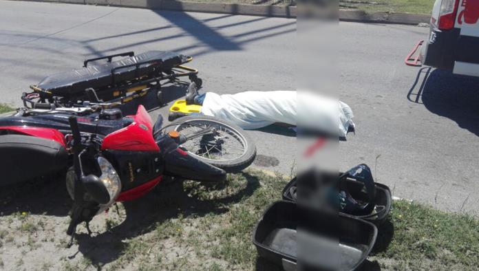 Muere motociclista al impactarse contra tráiler