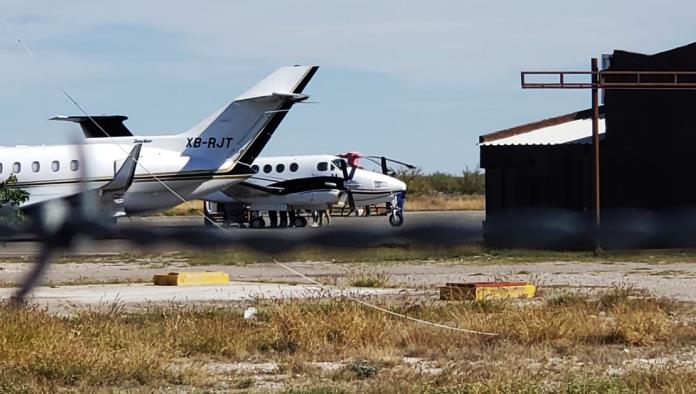 Trasladan vía aérea a policías heridos