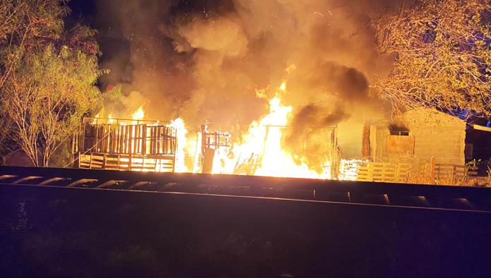 Arden dos casas en la Col. Periodistas