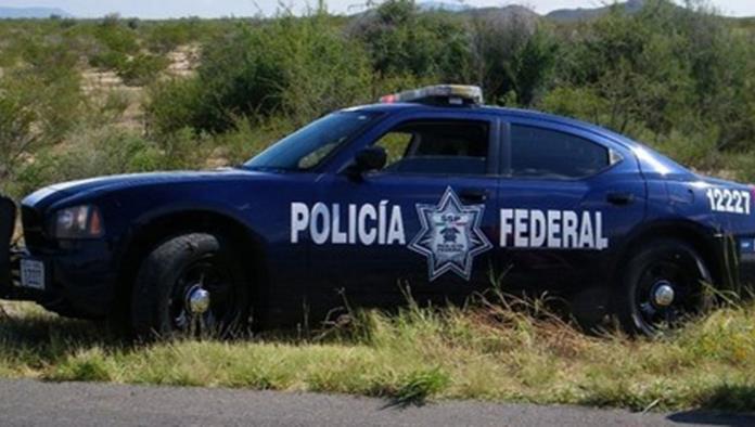 Policías Federales localizan pistola a la orilla de la carretera