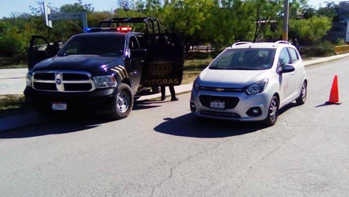 Fuerza Coahuila revisa vehículos en colonia donde se registró ataque