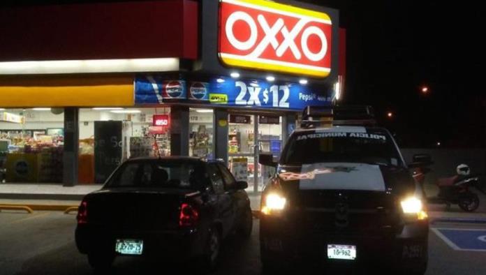 Le roban su deportivo del exterior de OXXO