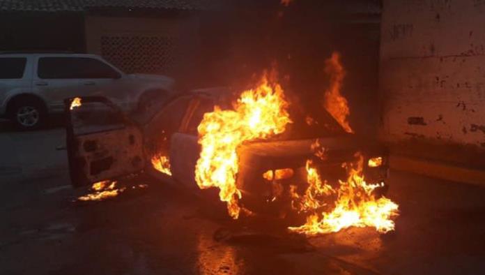 Pirómanos queman un automóvil