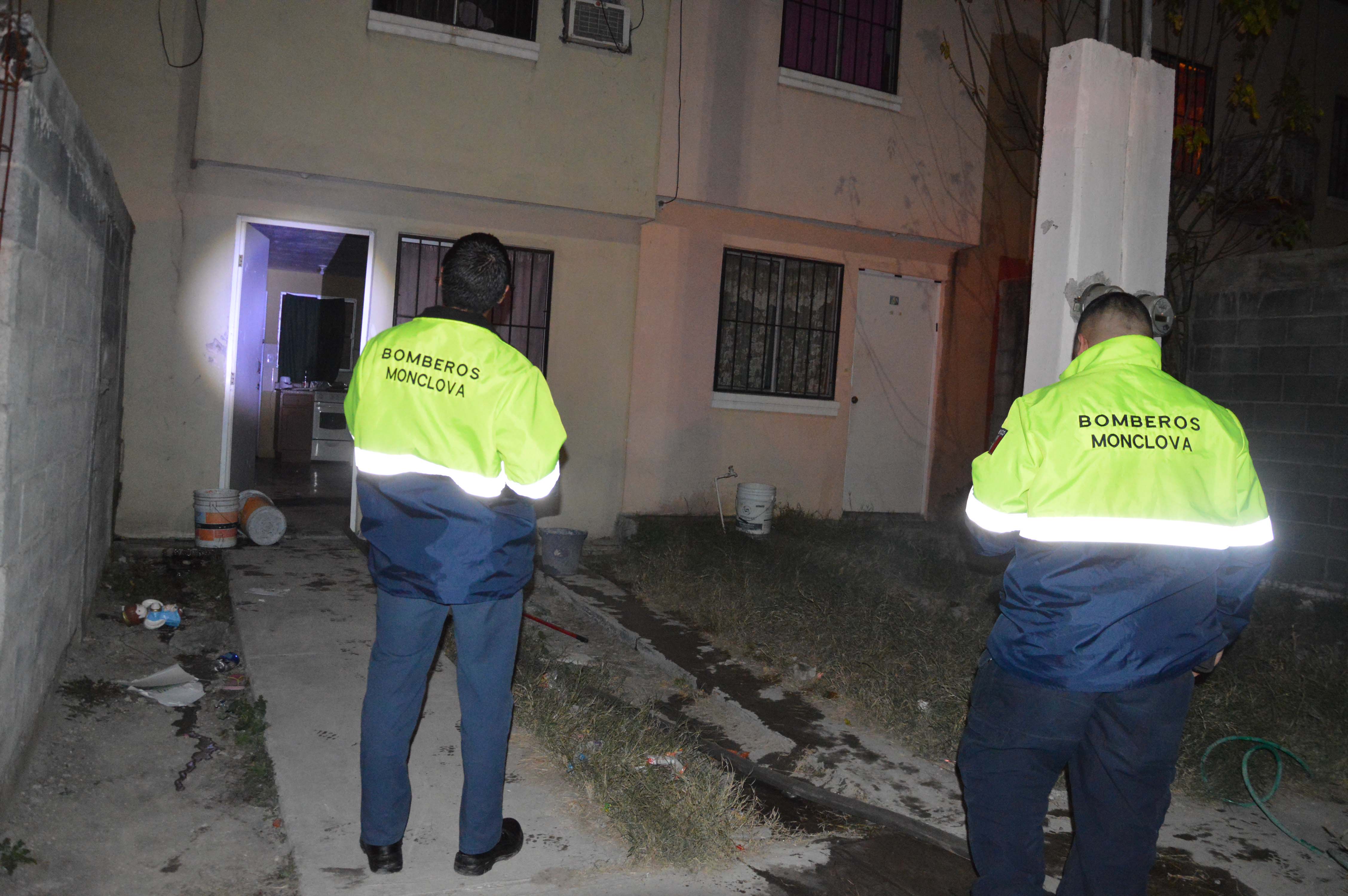 Se registra incendio dentro de vivienda