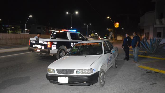 Desata persecución al chocar contra taxi