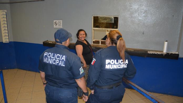 Se queda borracha dormida en la calle ¡Junto a su hijo!