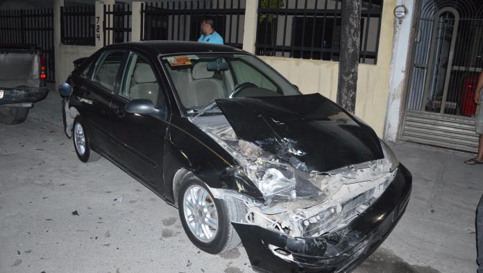 Impacta autos estacionados