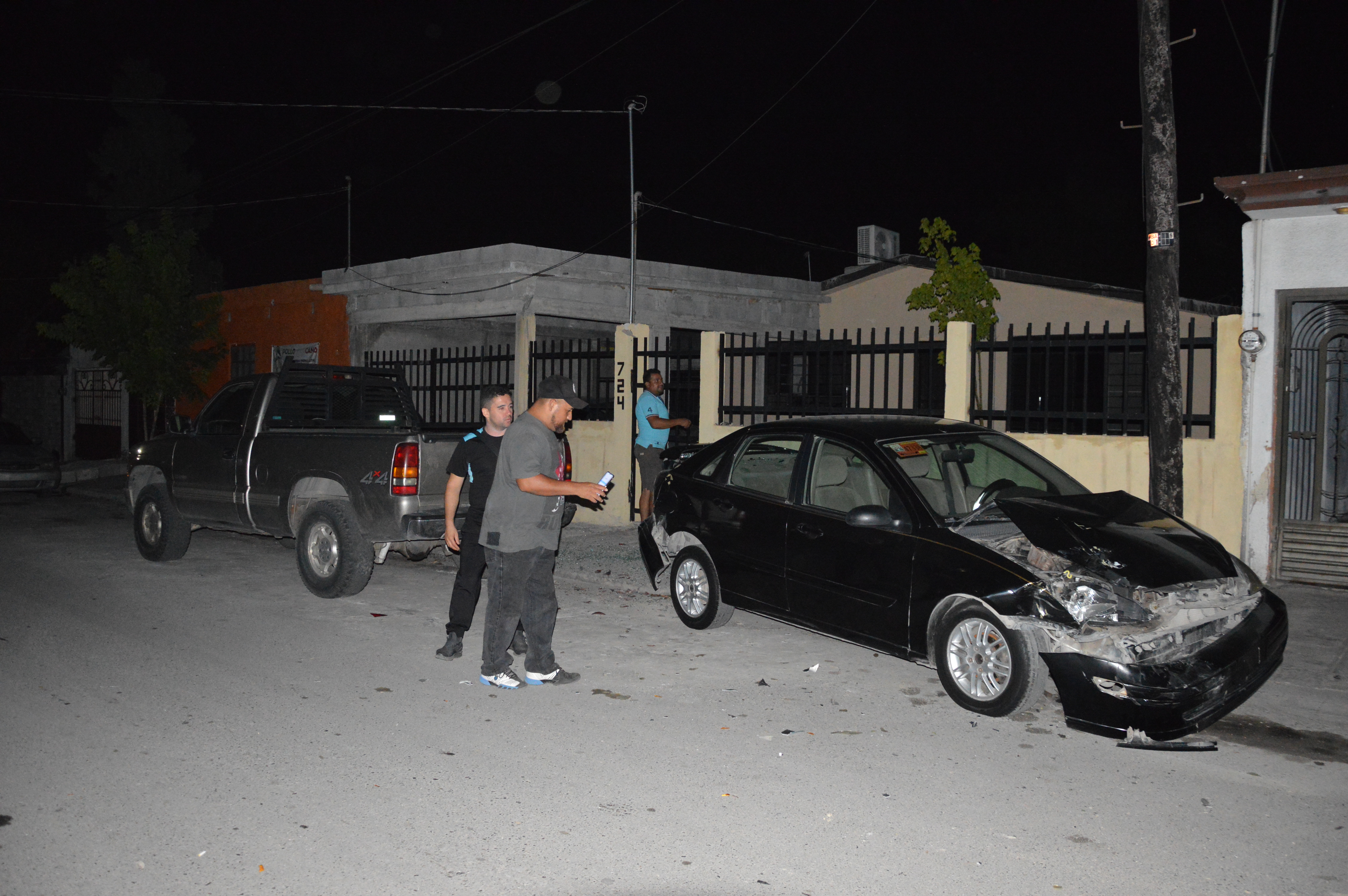 Impacta autos estacionados