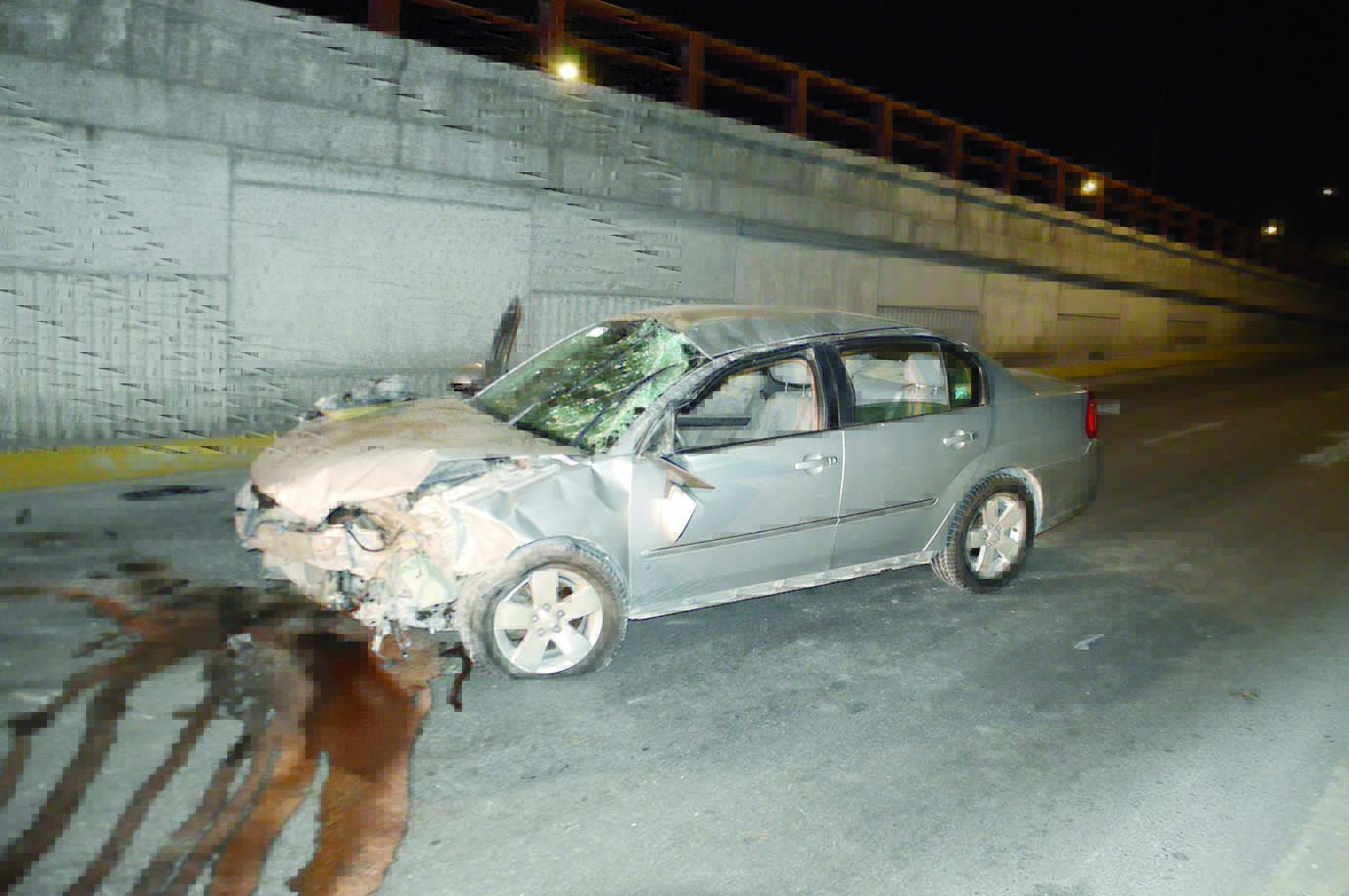Vuelca auto al chocar puente; Conductor escapó