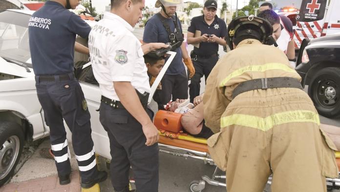 Proyecta auto contra semáforo