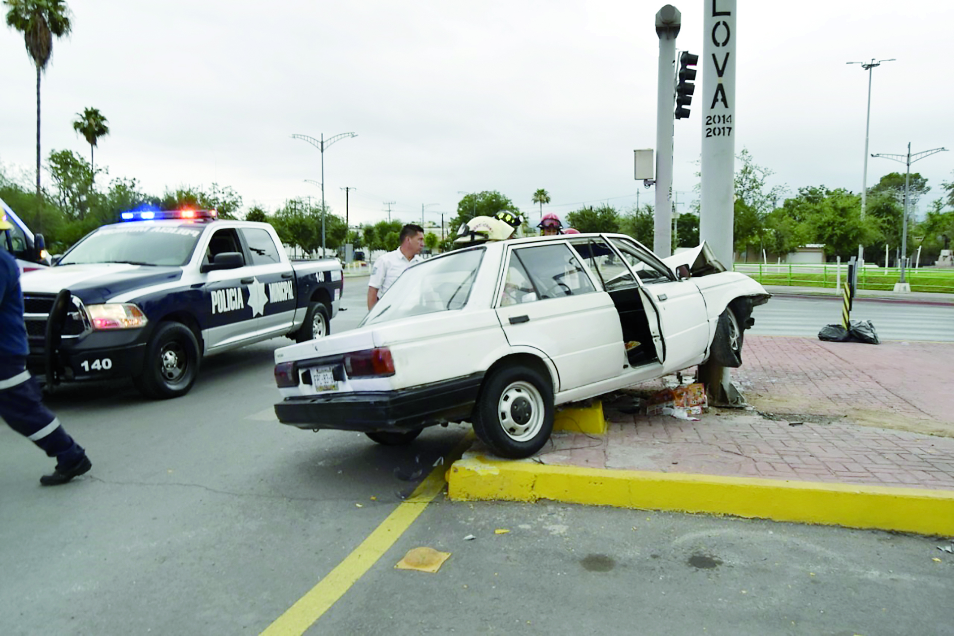 Proyecta auto contra semáforo