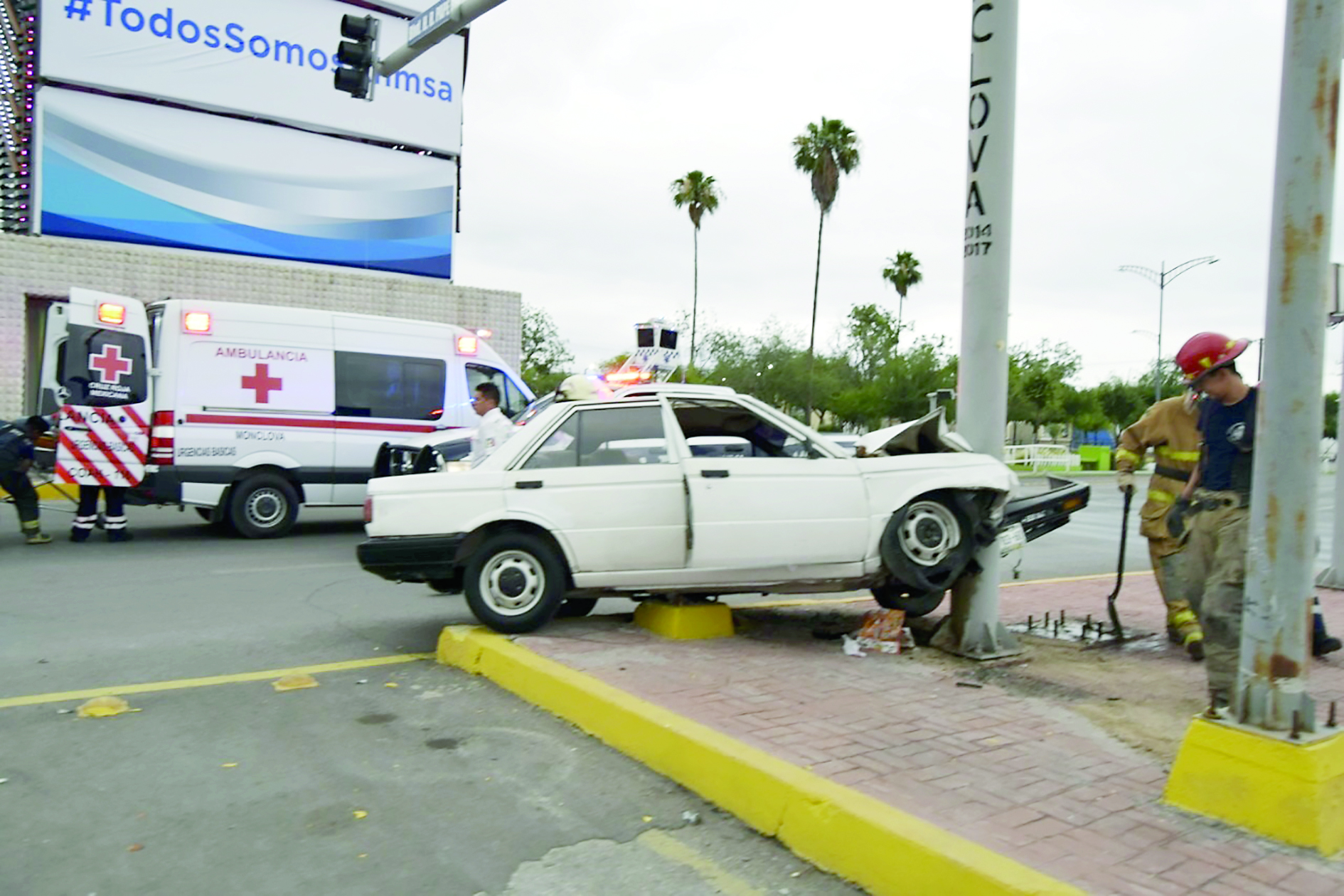 Proyecta auto contra semáforo