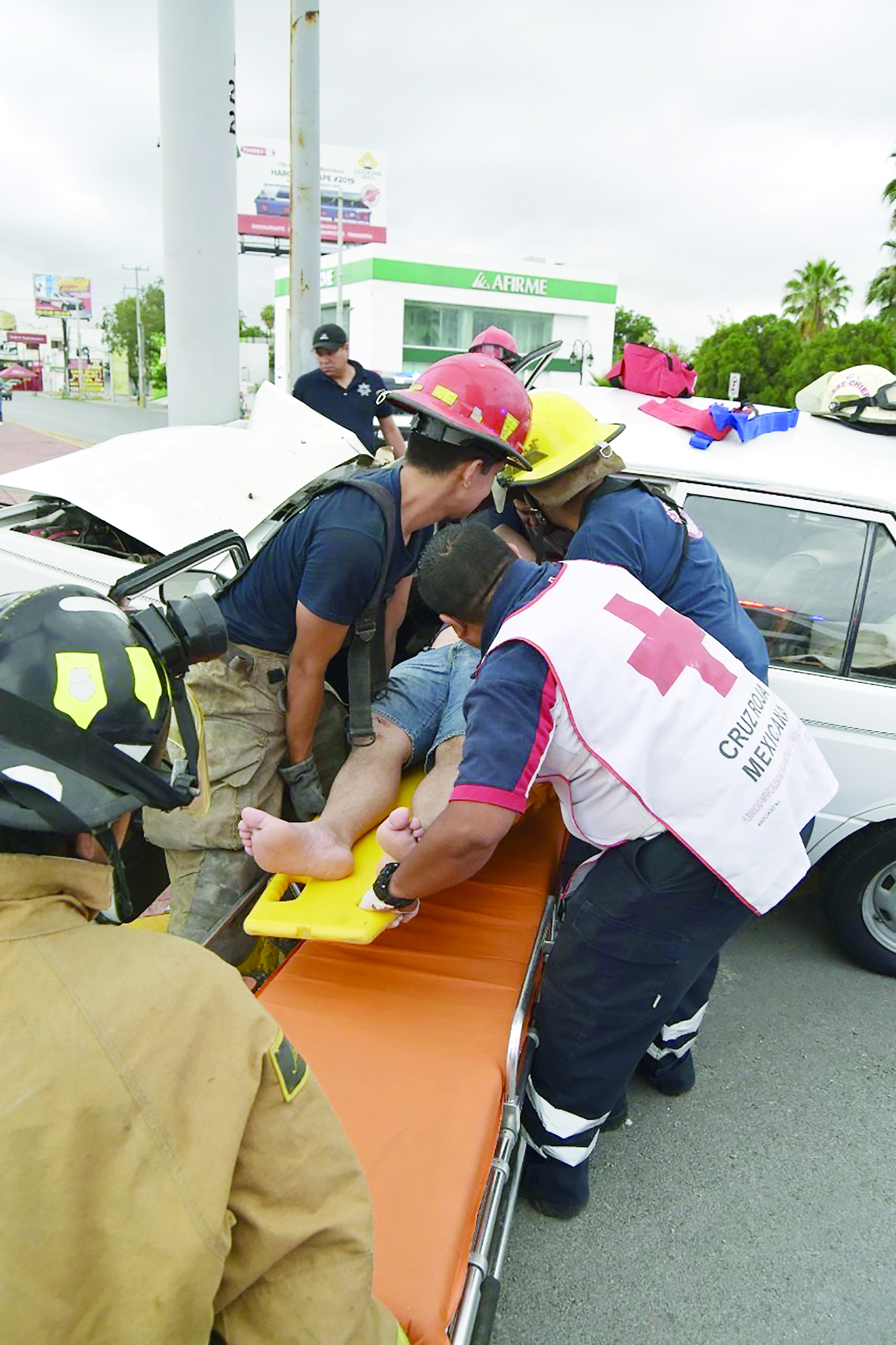 Proyecta auto contra semáforo