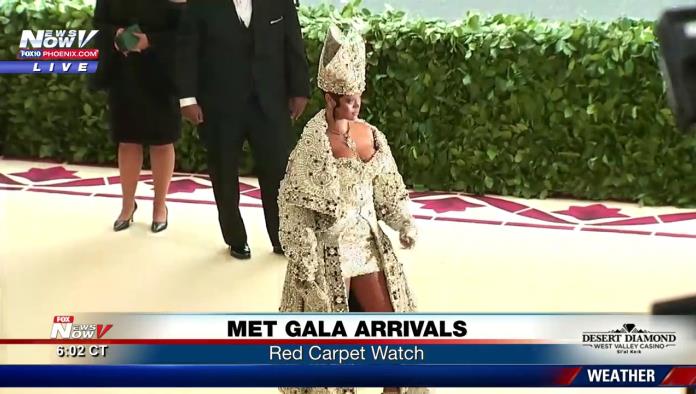 Rihanna peca de polémica en la Gala del Met