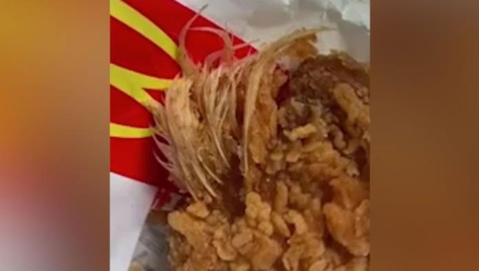 Mujer compra pollo en McDonald’s ¡y se lo dan con todo y plumas!