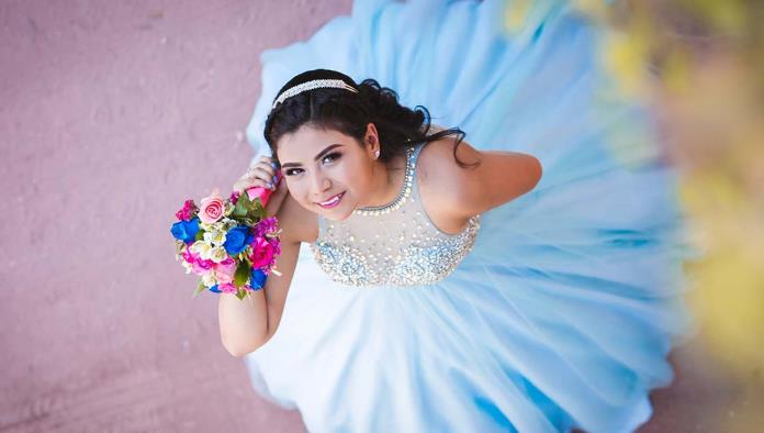 Rosa Valeria baila su primer vals