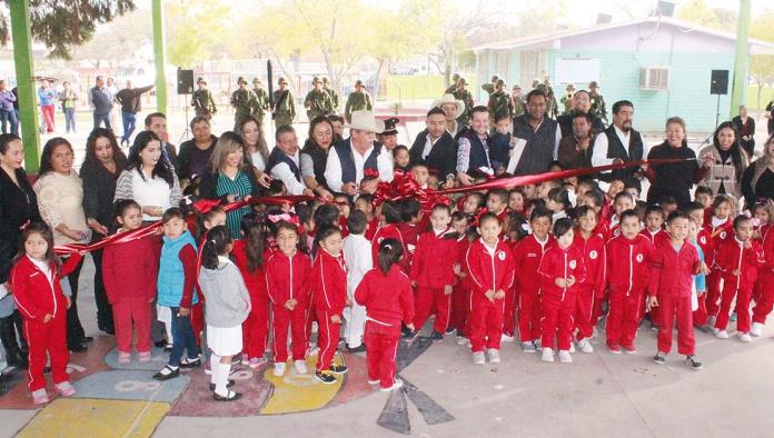 Construyen barda en Jardín de Niños