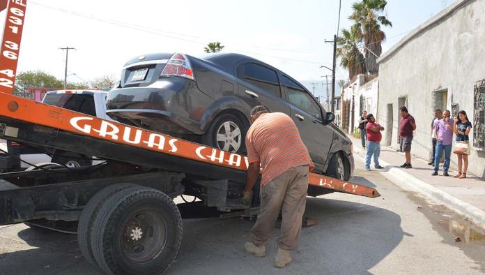 Se le atraviesa a veloz taxista