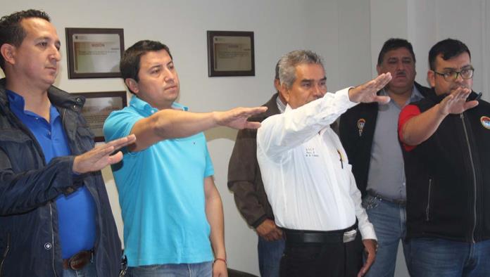 Toman protesta a representantes